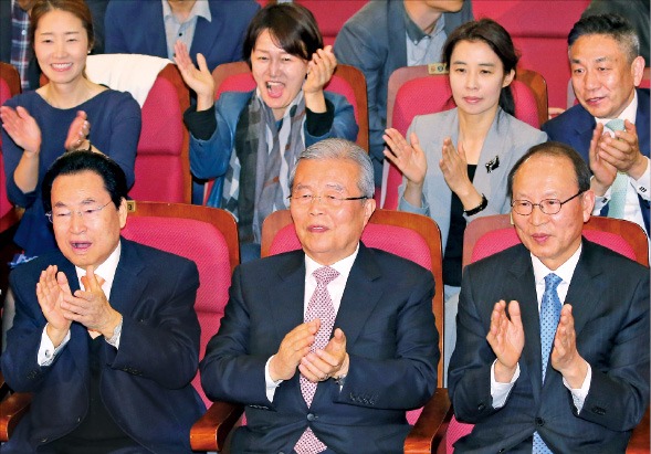 김종인 더불어민주당 비상대책위원회 대표(가운데)가 13일 저녁 국회 의원회관에 마련된 당 선거상황실에서 방송 3사 출구조사 결과를 지켜보며 박수치고 있다. 연합뉴스