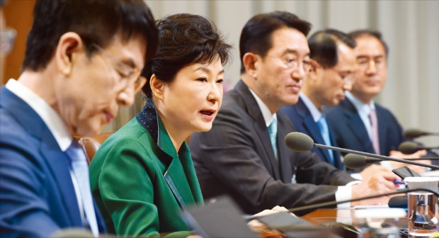 박근혜 대통령은 18일 청와대에서 수석비서관 회의를 주재하면서 “총선에서 나타난 민의를 겸허히 받들어 국정의 최우선 순위를 민생에 두겠다”고 말했다. 강은구 기자 egkang@hankyung.com