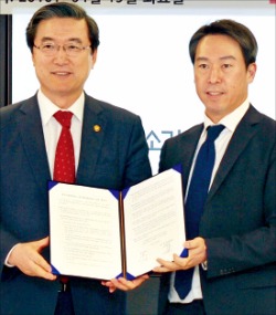 주영섭 중소기업청장(왼쪽)과 김영민 SM엔터테인먼트 대표. 중소기업청 제공