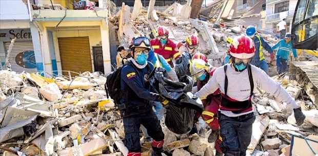 사망자 늘어나는 에콰도르…공포는 끝나지 않았다