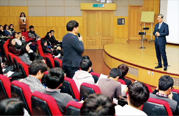 홍영만 캠코 사장이 부산대에서 열린 CEO특강 ‘청춘공감’에서 대학생들과 질의응답을 하고 있다. 캠코 제공 