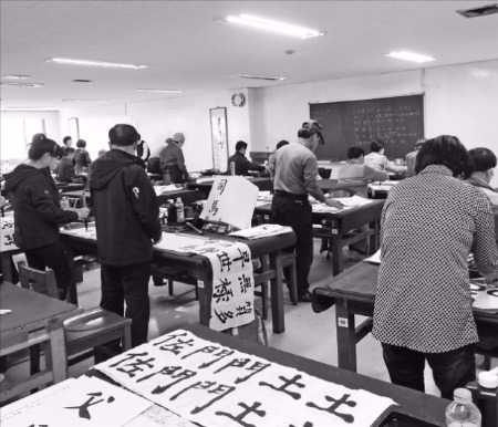 무등도서관 서예반 회원들이  서예한국화교실에서 붓글씨를 연습하고 있다. 무등도서관 제공