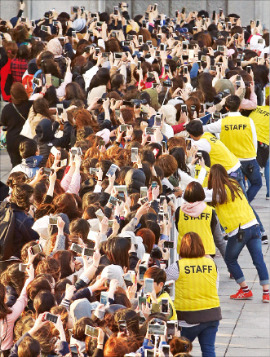 지난 17일 경희대에서 열린 배우 송중기의 팬미팅에 4000여명이 참석했다.  연합뉴스 