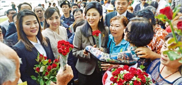 잉락 전 태국 총리, 지지자 환대 속 대법원 출두