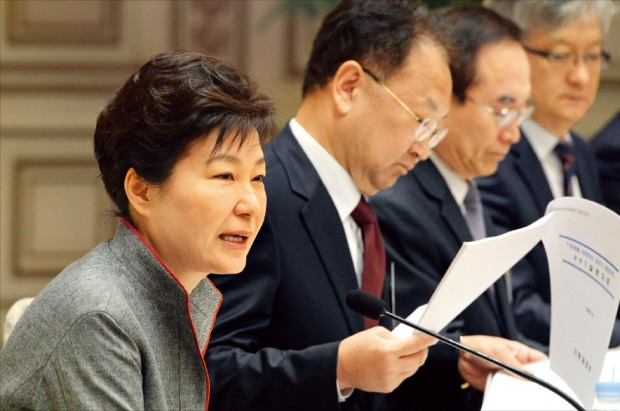 박근혜 대통령이 22일 청와대에서 열린 ‘2016 국가재정전략회의’를 주재하고 있다. 박 대통령은 “복지 포퓰리즘이 확산되면 재정이 순식간에 악화될 수 있다”고 말했다. 강은구 기자 egkang@hankyung.com