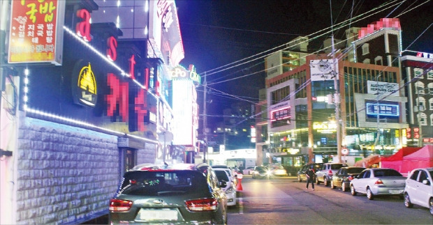 < 금요일 밤에도 썰렁한 거제 번화가 > 삼성중공업과 대우조선해양의 감원 움직임이 가시화되면서 경남 거제 거리가 한산해졌다. 회식이 잦은 금요일(지난 22일) 저녁 거제 최대 번화가인 옥포1동 거리가 텅 비어 있다. 김순신 기자