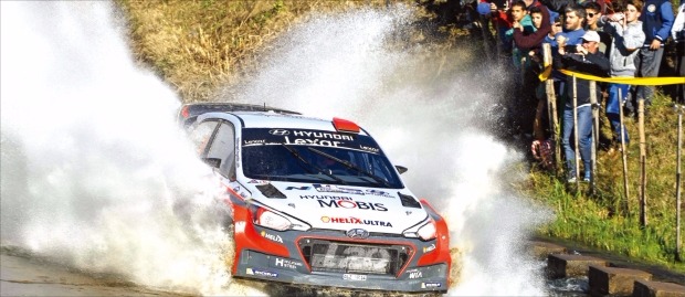 아르헨티나 코르도바에서 25일(한국시간) 열린 ‘2016 월드랠리챔피언십(WRC)’ 4차 대회에서 현대자동차가 올 시즌 새로 투입한 신형 i20랠리카가 코스를 역주하고 있다. 현대차 월드랠리팀 소속 헤이든 패든 선수가 우승을 차지했다. 현대자동차 제공