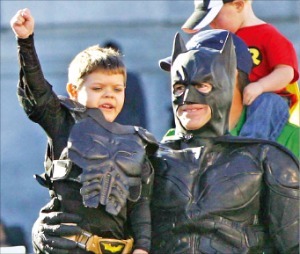백혈병을 앓고 있는 마일스 스캇(왼쪽)은 메이크어위시재단을 통해 ‘배트맨 소원’을 이뤘다. 