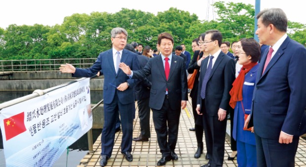 중국 샤오싱에 진출한 대구 물기업 우진의 주윤식 사장이 중국을 방문해 위즈훙 샤오싱 시장과 협력을 맺은 권영진 대구시장에게 샤오싱 수처리시설에 들어간 교반기에 대해 설명하고 있다. 대구시  제공
 