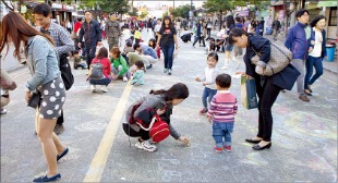 변화 다양성을 상징하는 대구의 대표축제 컬러풀대구페스티벌에 참가한 시민들이 분필아트에 참가해 즐거운 한때를 보내고 있다. 대구시  제공 