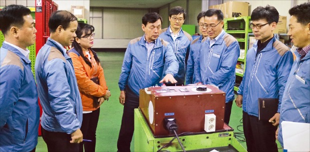 구진본 대구도시철도공사 교육원장(가운데)과 직원들이 기업과 함께 개발한 신제품 특성에 대해 의견을 나누고 있다. 대구도시철도공사 제공
 