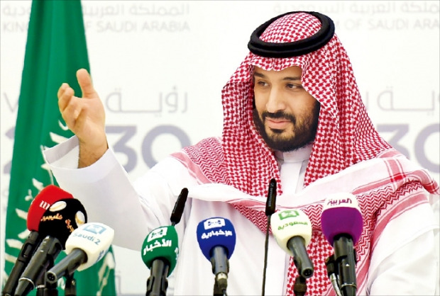 무함마드 빈살만 사우디아라비아 부왕세자가 지난 25일 수도 리야드의 기자회견장에서 2030년까지 석유 의존형 경제에서 벗어나겠다는 ‘비전 2030’을 발표한 뒤 질문에 답하고 있다. 리야드AFP연합뉴스