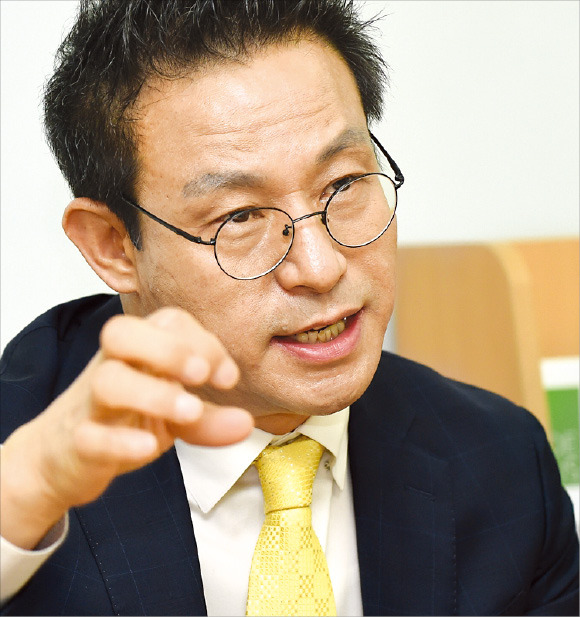 박영순 티씨케이 대표가 시장점유율 세계 1위 반도체 설비 부품인 ‘실리콘 카바이드 링’의 특징을 설명하고 있다. 한국무역협회 제공