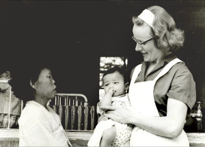 스퇴거 수녀가 젊은 시절 소록도에서 한센인 가족을 돌보고 있는 모습.