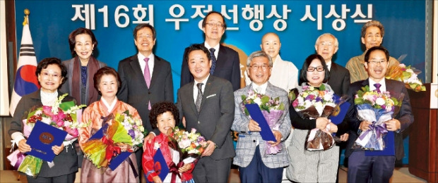 28일 서울 웨스틴조선호텔에서 열린 제16회 우정선행상 시상식에서 이웅열 오운문화재단 이사장(코오롱그룹 회장·앞줄 왼쪽 네 번째)과 이긍호 대상 수상자(다섯 번째) 등이 기념촬영하고 있다.