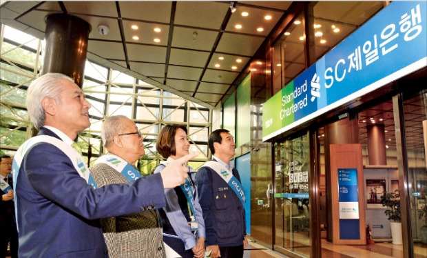 박종복 SC제일은행장(맨 왼쪽)이 28일 전·현직 임직원과 함께 서울 종로구 본점에서 영업부 간판을 ‘한국SC은행’에서 ‘SC제일은행’으로 바꾸는 제막식을 열고 있다. SC제일은행 제공