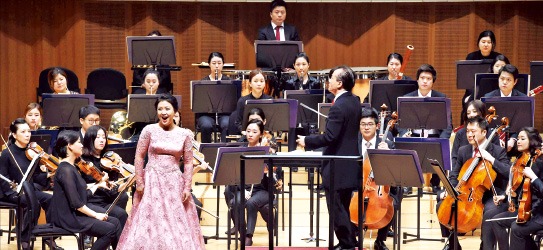 한경필하모닉오케스트라가 29일 대구에서 선보인 ‘한경 신춘음악회’에서 소프라노 강혜정 계명대 교수가 오페라 아리아를 역동적으로 부르고 있다. 대구=김영우 기자 youngwoo@hankyung.com