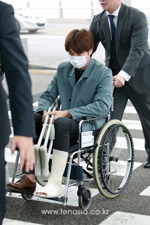 [TEN PHOTO] 엑소 카이, 휠체어 타고 힘겨워보이는 출국길
