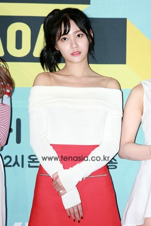 [TEN PHOTO] AOA 유나, 어깨선 돋보이는 오프숄더 상의 (채널AOA)