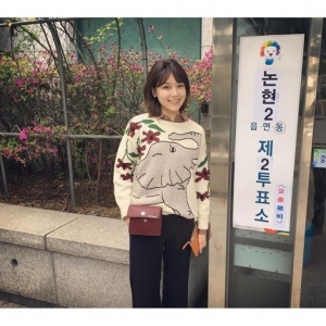 소녀시대 수영, 20대 총선 투표 인증샷…수수한 옷차림 눈길