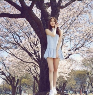 박보람, 봄 느낌 물씬 풍기는 일상 사진 공개 &#39;남다른 각선미&#39;