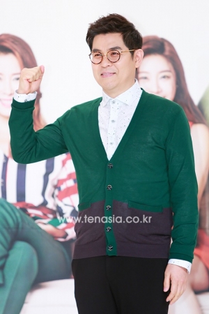 [TEN PHOTO] 김용만, 3년만에 MC로 공식 석상 (렛미홈)