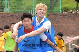 [TEN PHOTO] 유키스 수현, '어부바' 골 세리머니(FC MEN)