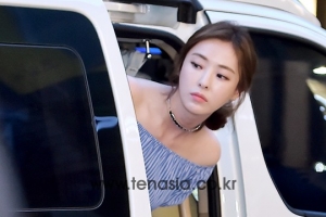 [TEN PHOTO] 이다희, '차에서 빼꼼...귀엽다~'
