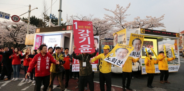 (창원=연합뉴스) 오태인 기자 = 제20대 총선 공식선거운동이 시작된 31일 오전 경남 창원성산 선거구 선거운동원들이 창원병원 사거리에서 자리싸움을 하고 있다