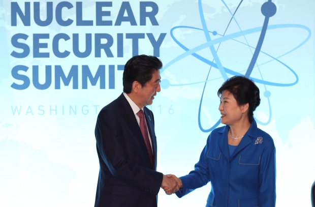 (워싱턴=연합뉴스) 백승렬 기자 = 박근혜 대통령과 아베 일본 총리가 31일 오후(현지시간) 워싱턴 컨벤션센터에서 열린 한일 정상회담에서 악수하고 있다. 