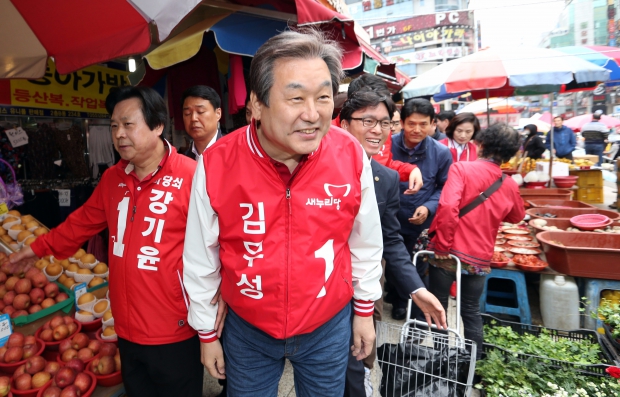 (창원=연합뉴스) 오태인 기자 = 4일 오전 새누리당 김무성 대표가 창원 상남시장에서 강기윤후보 지지를 호소하고 있다.