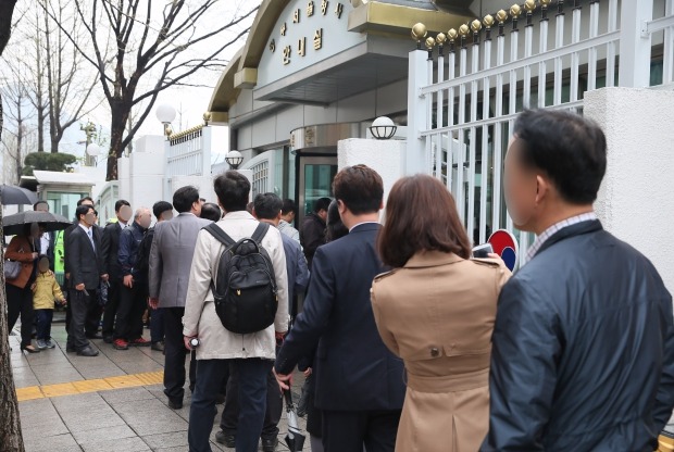 공무원 시험 응시자가 정부서울청사 인사혁신처에 침입해 합격자 명단을 조작한 사건으로 정부 청사 출입 보안 절차가 강화됐다.