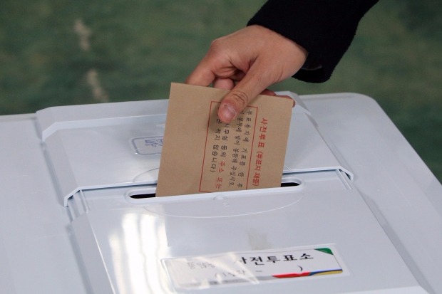 < '투표, 일찍 하고 갑니다' >  20대 총선 사전투표가 시작된 8일 오전 광주 서구 풍암동 주민센터에 마련된 투표소에서 유권자가 투표하고 있다.연합뉴스