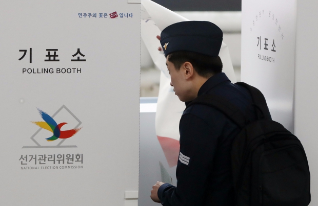 (서울=연합뉴스) 한종찬 기자 = 4·13 총선 사전투표 첫째날인 8일 오전 서울 용산구 서울역 맞이방에 마련된 남영동 사전투표소에서 군인이 투표에 참여하고 있다. 사전투표 기간은 8일과 9일 이틀간 오전 6시부터 오후 6시까지이다.