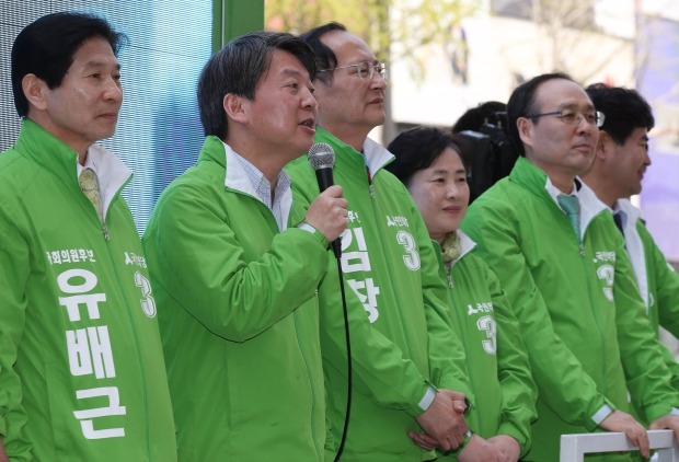 국민의당 안철수 공동대표가 8일 오후 대전 중앙로역에서 대전지역 출마 후보들에 대한 지원 유세를 하고 있다. 연합뉴스