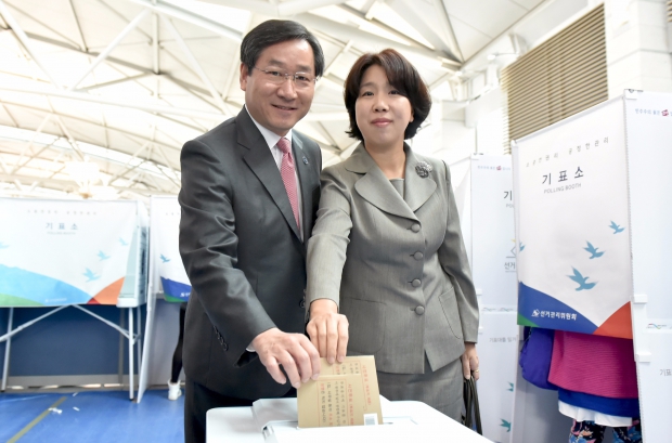 (인천=연합뉴스) 유정복 인천시장이 8일 인천공항에 마련된 총선 사전투표소에서 부인 최은영 여사와 투표하고 있다. 