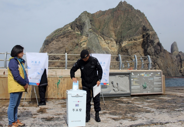 9일 오전 경북 울릉군 독도 동도접안지에서 독도경비대원이 20대 총선 거소투표를 하고 있다.<경북지방경찰청>