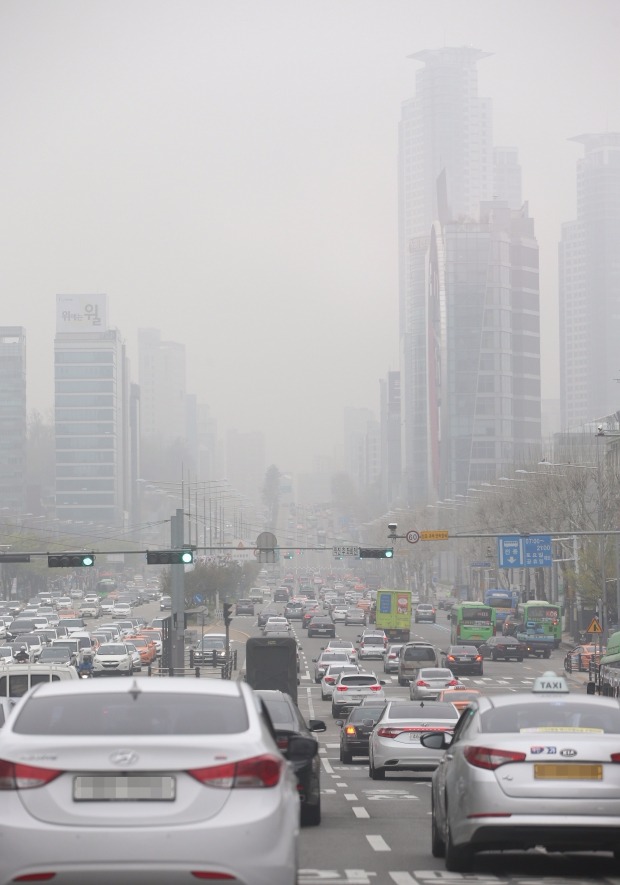 (서울=연합뉴스) 임헌정 기자 = 서울지역 미세먼지 농도가 '나쁨' 수준을 보인 9일 서울 강남구 영동대로가 온통 희뿌연 모습을 보이고 있다.