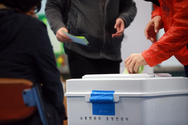 (서울=연합뉴스) 박동주 기자 = 13일 서울 강서구 염동초등학교에 마련된 염창동제3투표소에서 한 유권자가 제20대 국회의원 총선거 투표를 하고 있다. 