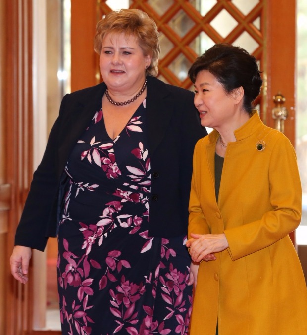 박근혜 대통령이 15일 오전 한-노르웨이 정상회담을 위해 청와대를 방문한 베르그 노르웨이 총리와 함께 본관에 들어서고 있다.연합뉴스