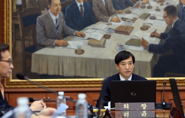  이주열 한국은행 총재가 19일 오전 서울 남대문로 한국은행에서 열린 금융통화위원회에 참석해 회의를 주재하고 있다. 금통위는 이날 기준금리를 연 1.5%로 유지키로 결정했다. 연합뉴스