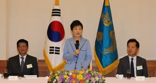 박근혜 대통령이 26일 낮 청와대에서 중앙언론사 편집·보도국장 오찬 간담회에서 모두발언하고 있다.  연합뉴스