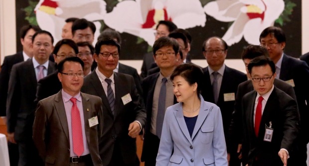 박근혜 대통령이 26일 낮 청와대에서 중앙언론사 편집·보도국장 오찬 간담회에 편집·보도국장들과 함께 참석하고 있다. 연합뉴스