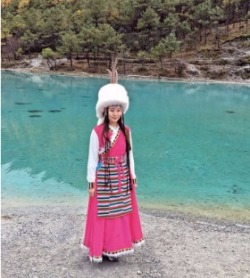 위룽쉐산에서 나시족 전통복장을 입고 사진을 찍는 관광객