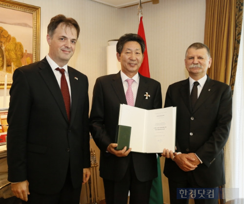 9일 대사관에서 십자공로훈장을 수여받은 장호성 총장(가운데). 왼쪽은 처버 가보르 주한 헝가리대사, 오른쪽은 라슬로 꿰비르 헝가리 국회의장. / 단국대 제공