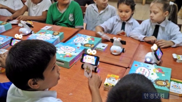 파라과이 센트럴주의 한 초등학교에서 스마트로봇 '알버트'를 활용한 교육을 받고 있는 학생들. / 사진=SK텔레콤 제공