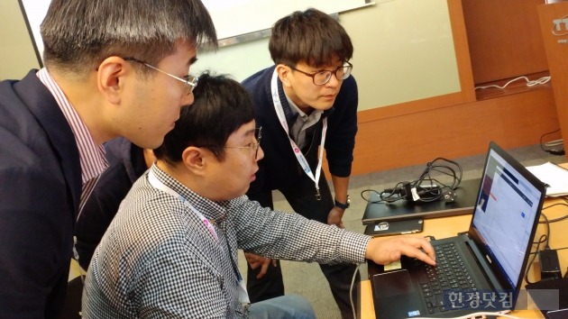 LG유플러스가 지난 10~13일 한국정보통신기술협회에서 열린 'oneM2M 상호호환성 국제행사'에서 사물인터넷(IoT) 플랫폼과 연결되는 IoT 기기 간 호환성 테스트를 하고 있다. / 사진=LG유플러스 제공