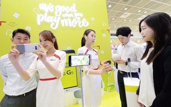 LG전자는 G5 체험존을 통해 ‘G5’와 연동해 즐길 수 있는  ‘LG 360 VR’, ‘LG 360 캠(LG 360 CAM)’ 등 주변기기를 체험할 수 있는 기회를 제공했다. / 제공 LG전자