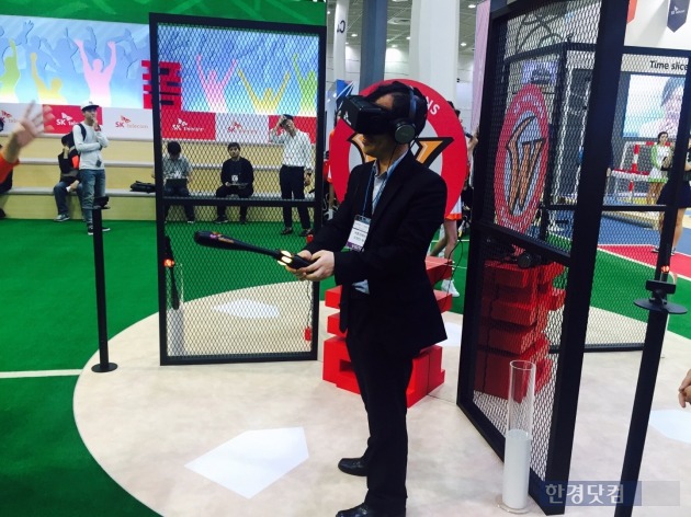 월드IT쇼(WIS) 2016의 SK텔레콤 전시관에 마련된 야구 VR 체험존. 