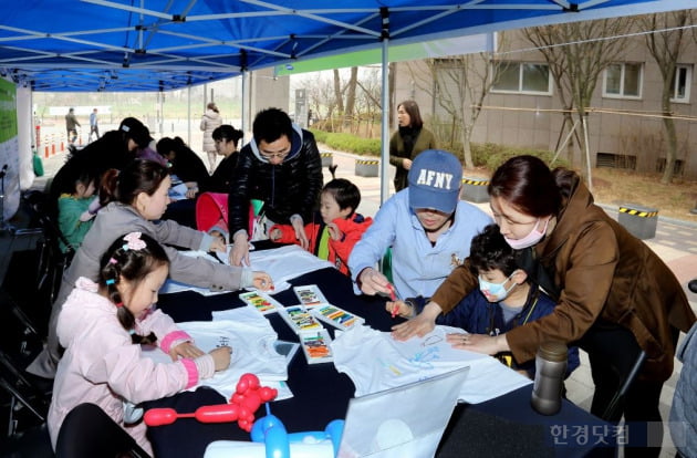 래미안 헤스티아 서비스 일환으로 진행된 ‘나눔마당, 아름다운 가게행사’를 래미안 한강2 입주민들과 함께 하고 있다. 